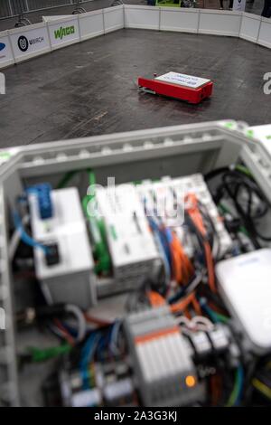 08 October 2019, Lower Saxony, Hanover: At the "5G CMM Expo" trade fair, a modular production system is simulated in the Wago showcase, in which a driverless transport system communicates with the control system via a 5G connection. The trade fair, where visitors can get an insight into the technical possibilities of the new mobile radio standard 5G, will take place from 08 - 10 October 2019. Photo: Sina Schuldt/dpa Stock Photo