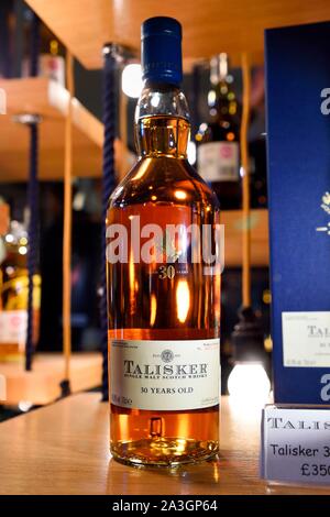 United Kingdom, Scotland, Highlands, Hebrides, Isle of Skye, bouteille de Talisker whisky single malt