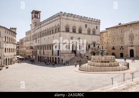 Palazzo die Priori with medieval fountain Fontana Maggiore, 1278, Piazza IV Novembre, Perugia, Umbria, Italy Stock Photo