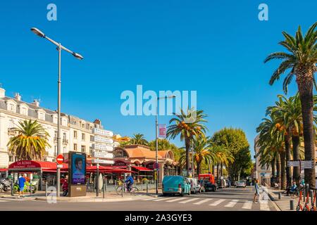 France, Pyrenees Orientales, Perpignan, quai Jean de Lattre de Tassigny and the Boulevard des Pyrennees Stock Photo