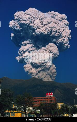 Ecuador, Pichincha, Quito, Major Explosion of Guagua Pichincha Volcano over Quito Stock Photo