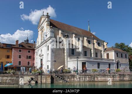 France, Haute Savoie, Annecy, churche of Saint Francis de Sales and quai du Semnoz on the banks of the Thiou canal spillway of the lake Stock Photo