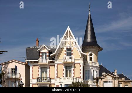 France, Charente Maritime, Saintonge, Cote de Beaute, Royan, Boulevard Frederic Garnier Villas along the Grande Conche beach, St Cloud Villa Stock Photo