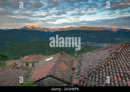 The Apuan Alps from Sillico in the Apennines at dawn, Tuscany, Italy Stock Photo