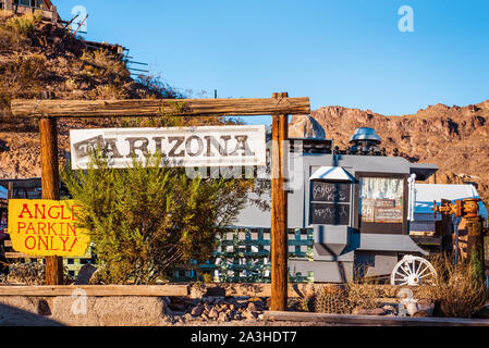 An old western wagon used as a shop called Kaktus Kart in Oatman Arizona Stock Photo