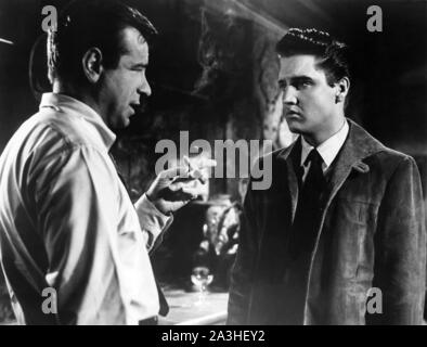 WALTER MATTHAU and ELVIS PRESLEY in KING CREOLE (1958), directed by MICHAEL CURTIZ. Credit: PARAMOUNT PICTURES / Album Stock Photo