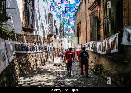 El Callejon del Beso in Guanajuato City, Mexico Stock Photo - Alamy