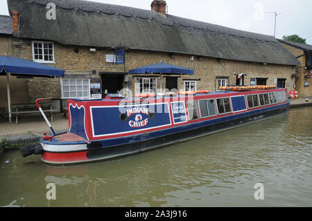 The Boat Inn beside the canal at Stoke Bruerne, Northamptonshire Stock Photo