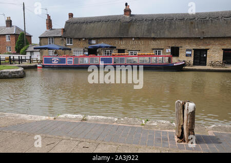 The Boat Inn beside the canal at Stoke Bruerne, Northamptonshire Stock Photo