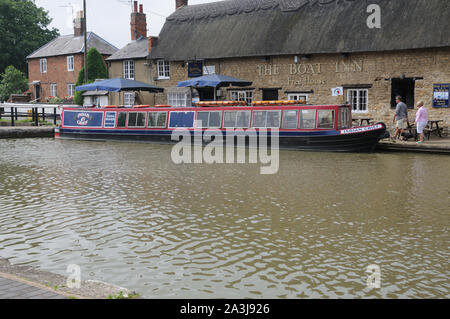 The Boat Inn beside the canal at Stoke Bruerne, Northamptonshire Stock Photo