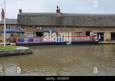 The Boat Inn beside the canal at Stoke Bruerne, Northamptonshire Stock Photo