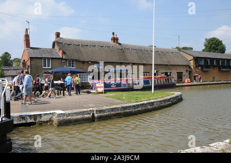 The Boat Inn beside the canal at Stoke Bruerne, Northamptonshire Stock Photo