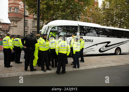 London, UK. 7th October 2019. Police officers seen boarding a bus on Victoria Embankment in London. Credit: Joe Kuis / Alamy News