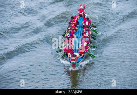 Dragonboat team racing during the 2019 Taipei Dragon Boat festival in Taipei Taiwan Stock Photo