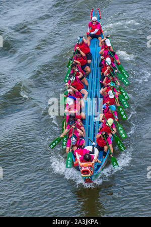 Dragonboat team racing during the 2019 Taipei Dragon Boat festival in Taipei Taiwan Stock Photo