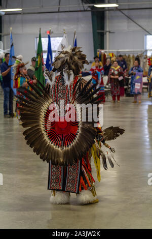 Native Americans in full regalia dancing at Pow wow Stock Photo - Alamy