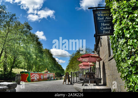 Stubbing Wharf Pub, Rochdale Canal, Hebden Bridge, Pennines, Calderdale, Yorkshire Stock Photo