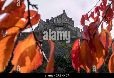 Edinburgh, United Kingdom. 09 October, 2019 Pictured Autumnal leaves frame Edinburgh Castle. Credit: Rich Dyson/Alamy Live News Stock Photo