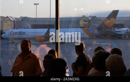Palma, Spain. 29th Sep, 2019. On 29.9.2019, passengers waiting at the terminal can watch a Boeing 757-3CQ(WL) of the airline Condor being handled at Palma de Mallorca airport. Credit: Thomas Uhlemann/dpa-zentralbild/ZB/dpa/Alamy Live News Stock Photo