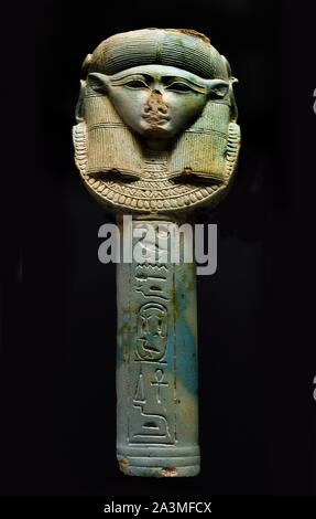 Sister's Handle: The Goddess Hathor reign of Amasis (570 - 526 BC), 26th dynasty The Low Epoque (664-332 BC) Egyptian, Egypt. ( In Egyptian mythology, Sekhmet is a warrior goddess as well as a goddess of healing. She is depicted as a lioness, the fiercest hunter known to the Egyptians. ) Stock Photo