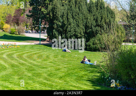 Couple enjoying spring sun in Parque de la Pépinière in Nancy, France Stock Photo