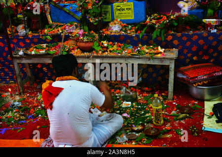 Chanda Bazar, North 24 Parganas, India, 6th October, 2019 :  Hindu priest. Pundit, Brahman reading Hindu mantra in a pandal performing rituals of Puja Stock Photo