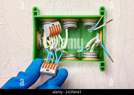 Installation of a junction box in a home electricity system without using a ground wire. Electric connector with spring and lever used for splicing el