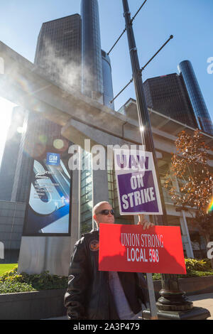 Detroit, Michigan USA - 9 October 2019 - Members of the United Auto Workers picketed the General Motors headquarters in the Renaissance Center in the fourth week of their strike against GM. The strike's main issues include plant closings, wages, the two-tier pay structure, temporary workers, and health care. Credit: Jim West/Alamy Live News Stock Photo