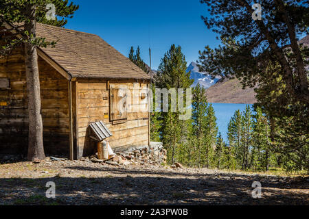 Wilderness rangers wood cabin at Saddlebag Lake in the Eastern Sierra Nevada Mountains of California , USA Stock Photo