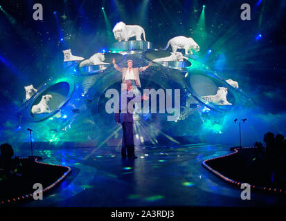 Superstar Illusionists Siegfried (right) and Roy (and a large feline friend) perform at the MIrage Hotel prior to Roy's nearly fatal encounter with a white tiger on stage during one of their performances in Las Vegas, Nevada Stock Photo