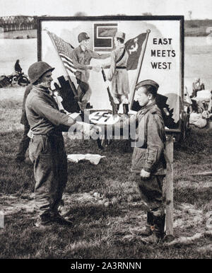 East meets West. In Torgau, on the Elbe, on April 26, 1945, the infantry of the American 1st Army met the vanguards of a division of the Russian guard Stock Photo