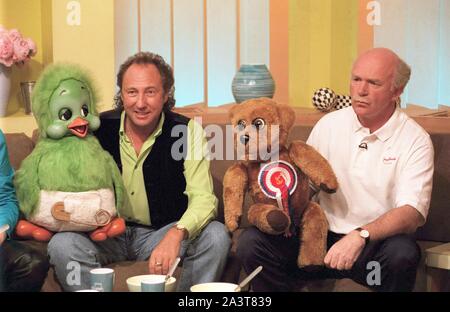 EXCLUSIVE ©ALPHA PRESS 29/05/97 KEITH HARRIS AND ORVILLE WITH ROGER DE COURCEY AND NOOKIE BEAR ON ' LIGHT LUNCH ' - CHANNEL 4 TV IN LONDON Stock Photo