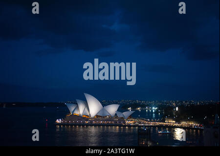 22.09.2019, Sydney, New South Wales, Australia - Night shot across Campbells Cove of the famous Sydney Opera House at Bennelong Point. Stock Photo
