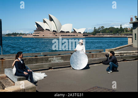 25.09.2019, Sydney, New South Wales, Australia - Wedding photo shoot along Hickson Road with the Sydney Opera House in the backdrop. Stock Photo