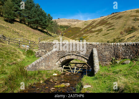 Old stone bridge at Jacobs Ladder on the Pennine Way, Edale, Peak District, Derbyshire, England. Stock Photo