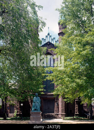 The 1896 bronze statue of onetime president Theodore Dwight Woolsey before the entrance of Dwight Hall, the former college library used as a volunteer center on Yale University's Old Campus, New Haven, Connecticut Stock Photo