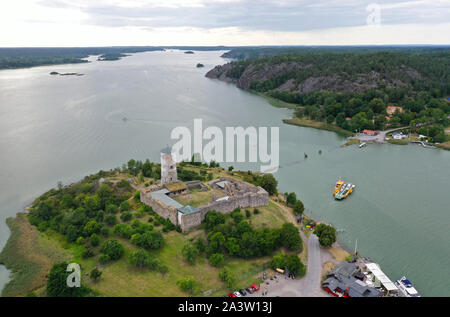 STEGEBORG 20190803Flygbild över Stegeborgs slottsruin, även Stäkeborg, i Skällviks församling, Söderköpings kommun, Östergötland, är belägen på en ö i ett trångt sund vid viken Slätbaken/ Stegeborg Castle is a ruined castle in St Anna parish   Foto Jeppe Gustafsson Stock Photo