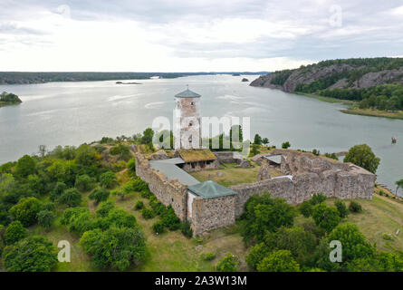 STEGEBORG 20190803Flygbild över Stegeborgs slottsruin, även Stäkeborg, i Skällviks församling, Söderköpings kommun, Östergötland, är belägen på en ö i ett trångt sund vid viken Slätbaken/ Stegeborg Castle is a ruined castle in St Anna parish   Foto Jeppe Gustafsson Stock Photo