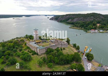 STEGEBORG 20190803Flygbild över Stegeborgs slottsruin, även Stäkeborg, i Skällviks församling, Söderköpings kommun, Östergötland, är belägen på en ö i ett trångt sund vid viken Slätbaken/ Stegeborg Castle is a ruined castle in St Anna parish   Foto Jeppe Gustafsson Stock Photo