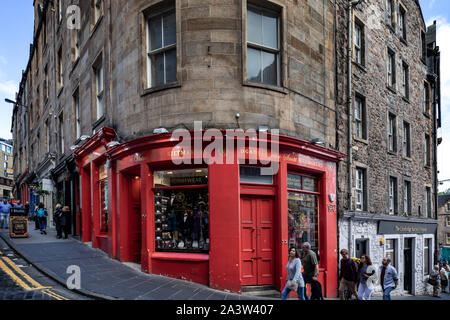 Victoria Scott Kiltmakers, corner of West Bow, Victoria Street, Edinburgh, Scotland Stock Photo