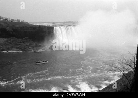 Kanadische Seite der Niagarafälle, um 1967. Canadian Side to the Niagara Falls, around 1967. Stock Photo
