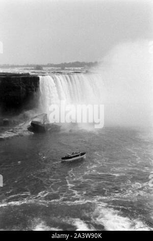 Kanadische Seite der Niagarafälle, um 1967. Canadian Side to the Niagara Falls, around 1967. Stock Photo