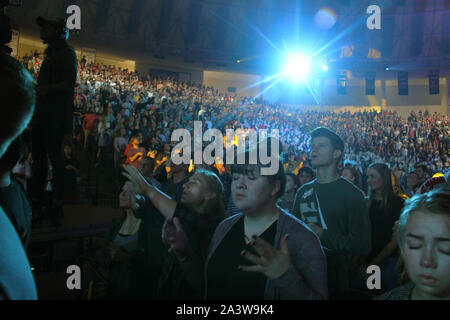 Students worshiping God during the "Convocation" at Liberty University in Lynchburg, VA, USA Stock Photo
