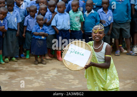 RWANDA, Musanze, Ruhengeri, village Janja, dance performance at school, program reconciliation after genocide, girl holds a bowl with the word peace Stock Photo