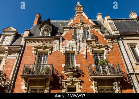 APARTMENT BUILDINGS IN THE OLD TOWN OF VICHY, ALLIER, AUVERGNE-RHONE-ALPES REGION, FRANCE Stock Photo
