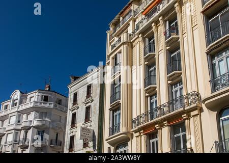 APARTMENT BUILDINGS AND HOTEL IN THE TOWN CENTER OF VICHY, REAL ESTATE, VICHY, ALLIER, AUVERGNE-RHONE-ALPES REGION, FRANCE Stock Photo