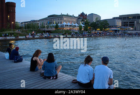 Madison, WI USA. Jul 2018. Students and visitors enjoying, eating, and waiting for the setting sun at the Alumni Park. Stock Photo