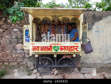 Food stall selling street food, Rajasthan, Bundi, India Stock Photo