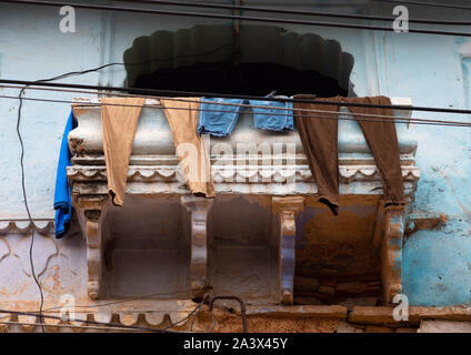 Clothes drying on the balcony of an old house, Rajasthan, Bundi, India Stock Photo
