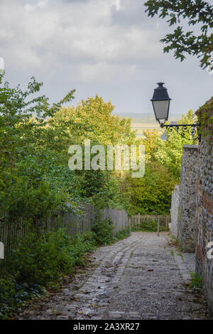 Ruelles de la vielle ville de Saint Valery sur Somme,. rue pavée et étroite. Stock Photo